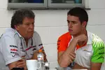 Foto zur News: Norbert Haug (Mercedes-Motorsportchef) und Paul di Resta (Force India)