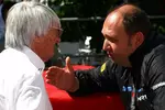 Foto zur News: Bernie Ecclestone (Formel-1-Chef) und Colin Kolles (Teamchef)