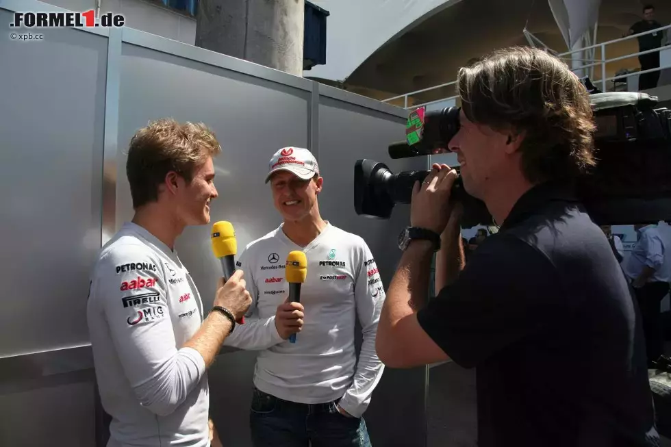 Foto zur News: Nico Rosberg (Mercedes) und Michael Schumacher (Mercedes)