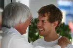 Foto zur News: Bernie Ecclestone und Sebastian Vettel (Red Bull)