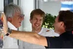 Foto zur News: Bernie Ecclestone, Sebastian Vettel und Christian Horner (Red Bull)