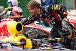 Foto zur News: Sebastian Vettel (Red Bull) streichelt sein Auto