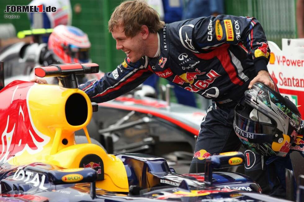 Foto zur News: Sebastian Vettel (Red Bull) streichelt sein Auto