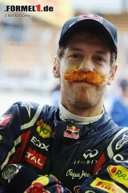 Foto zur News: Sebastian Vettel (Red Bull) mit einem Bart nach Art Nigel Mansell