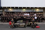 Foto zur News: Das Renault-Team zum Saisonabschluss mit Bruno Senna und Witali Petrow