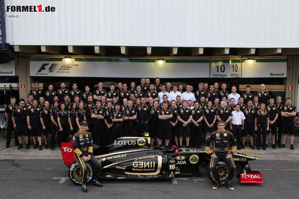 Foto zur News: Das Renault-Team zum Saisonabschluss mit Bruno Senna und Witali Petrow