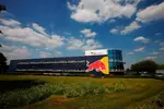 Foto zur News: Red-Bull-Fabrik in Milton Keynes