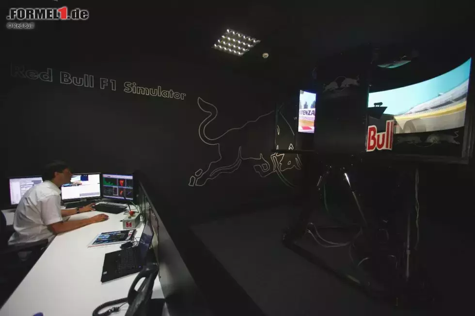 Foto zur News: Red-Bull-Fabrik in Milton Keynes (Simulator)