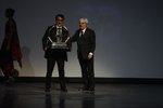 Foto zur News: Sameer Gaur erhält von Bernie Ecclestone den Preis für den besten Formel-1-Ausrichter 2011 (Indien)