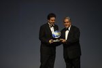 Foto zur News: Ben Gallop erhält von Vijay Mallya den Preis für die beste TV-Station 2011 (BBC)