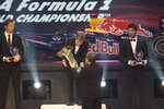 Foto zur News: FIA_Präsident Jean Todt überreicht Sebastian Vettel den WM-Pokal