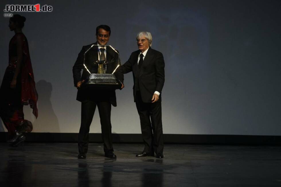 Foto zur News: Sameer Gaur erhält von Bernie Ecclestone den Preis für den besten Formel-1-Ausrichter 2011 (Indien)