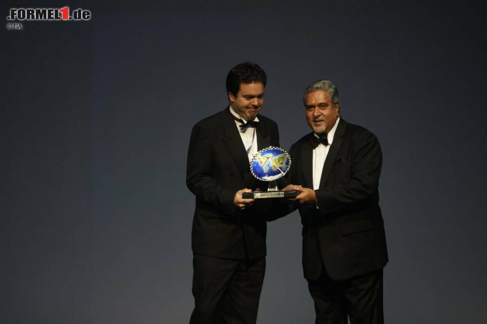 Foto zur News: Ben Gallop erhält von Vijay Mallya den Preis für die beste TV-Station 2011 (BBC)