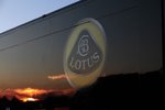 Foto zur News: Der Transporter des Lotus-Teams in Valencia