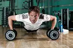 Foto zur News: Jenson Button (McLaren) im Fitness-Studio in Woking