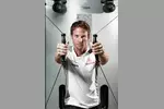 Foto zur News: Jenson Button (McLaren) im Fitness-Studio in Woking