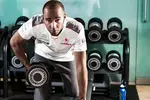 Foto zur News: Lewis Hamilton (McLaren) im Fitness-Studio in Woking