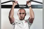 Foto zur News: Lewis Hamilton (McLaren) im Fitness-Studio in Woking