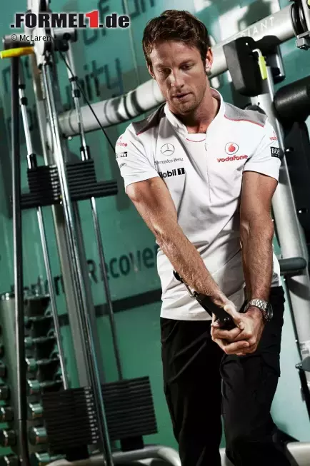 Foto zur News: Jenson Button (McLaren) im Fitness-Studio in Woking