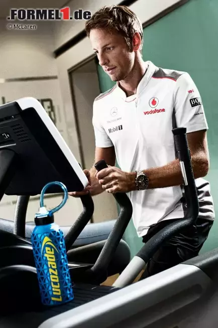 Foto zur News: Jenson Button (McLaren) im Fitness-Studio in Woking