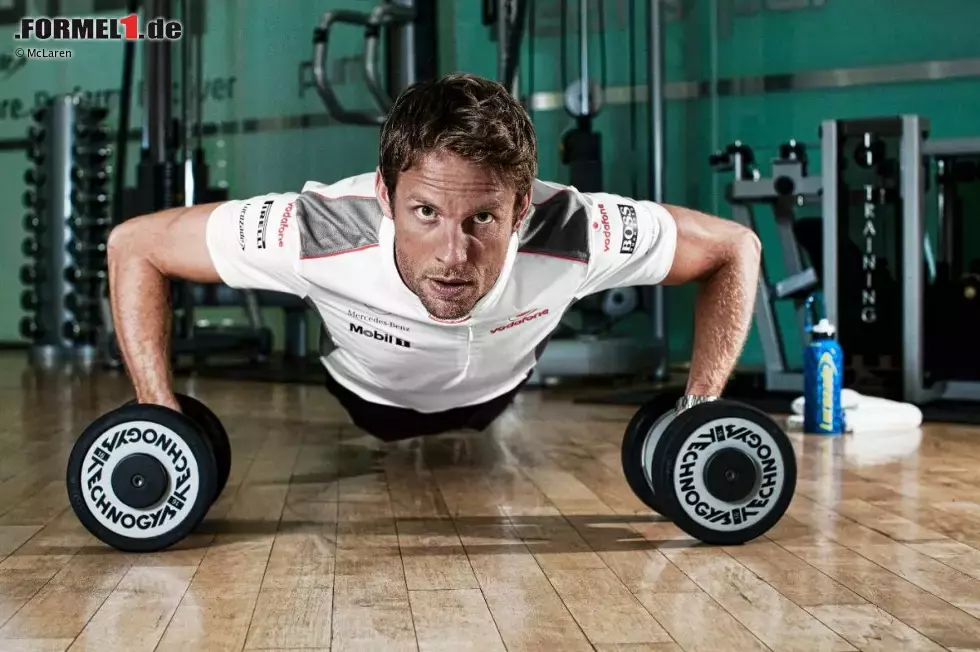 Foto zur News: Jenson Button (McLaren) im Fitness-Studio in Woking