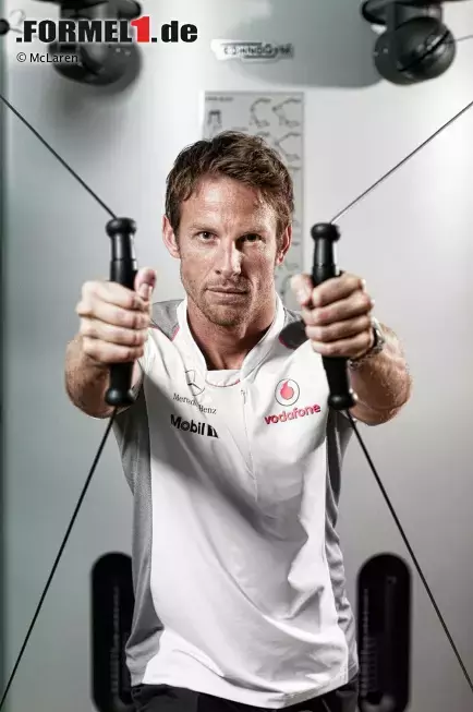 Foto zur News: Jenson Button (McLaren) im Fitness-Studio in Woking