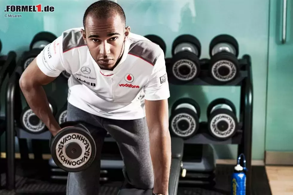 Foto zur News: Lewis Hamilton (McLaren) im Fitness-Studio in Woking