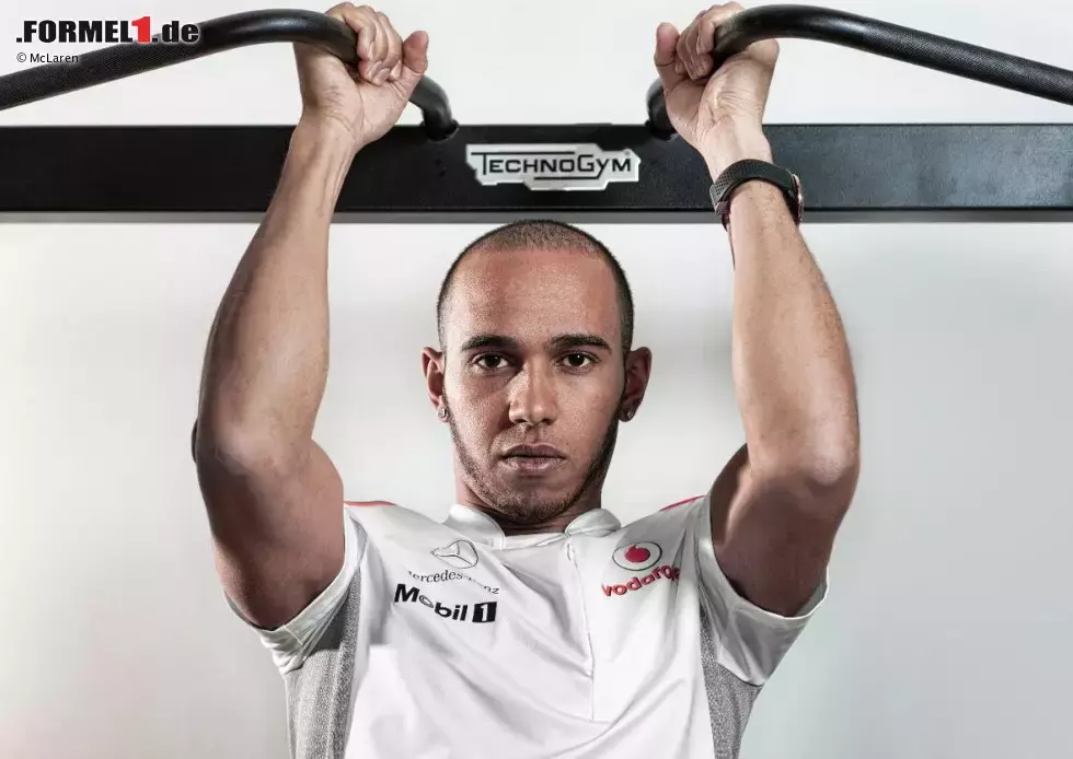 Foto zur News: Lewis Hamilton (McLaren) im Fitness-Studio in Woking