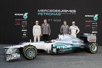 Foto zur News: Nico Rosberg, Ross Brawn, Norbert Haug, Micheal Schumacher und der neue Mercedes F1 W03