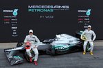 Foto zur News: Michael Schumacher und Nico Rosberg auf dem Mercedes F1 W03