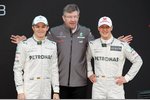 Foto zur News: Nico Rosberg, Ross Brawn (Teamchef) und Michael Schumacher (Mercedes)