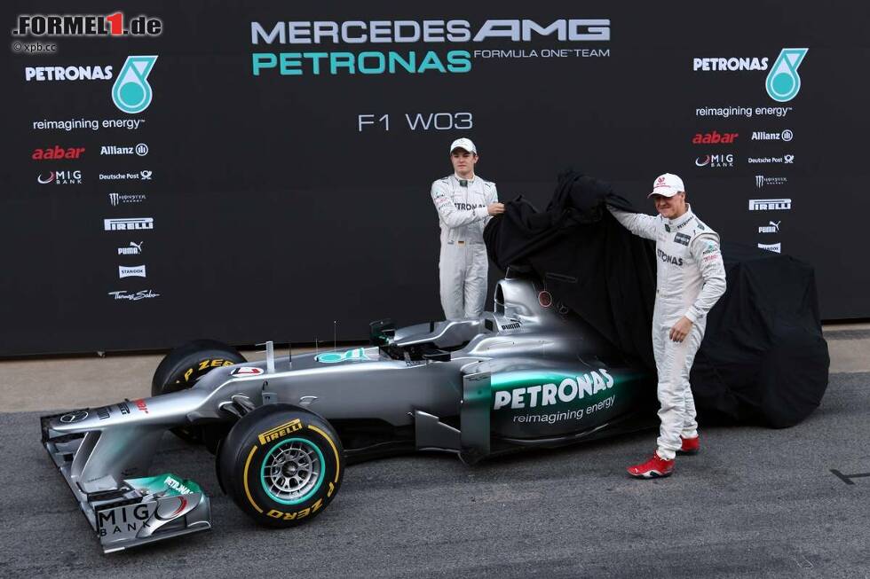 Foto zur News: Nico Rosberg und Michael Schumacher mit dem Mercedes F1 W03