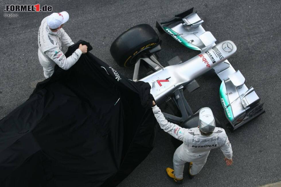 Foto zur News: Michael Schumacher und Nico Rosberg enthüllen den Mercedes F1 W03