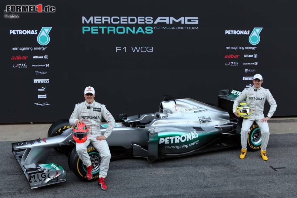 Foto zur News: Michael Schumacher und Nico Rosberg auf dem Mercedes F1 W03