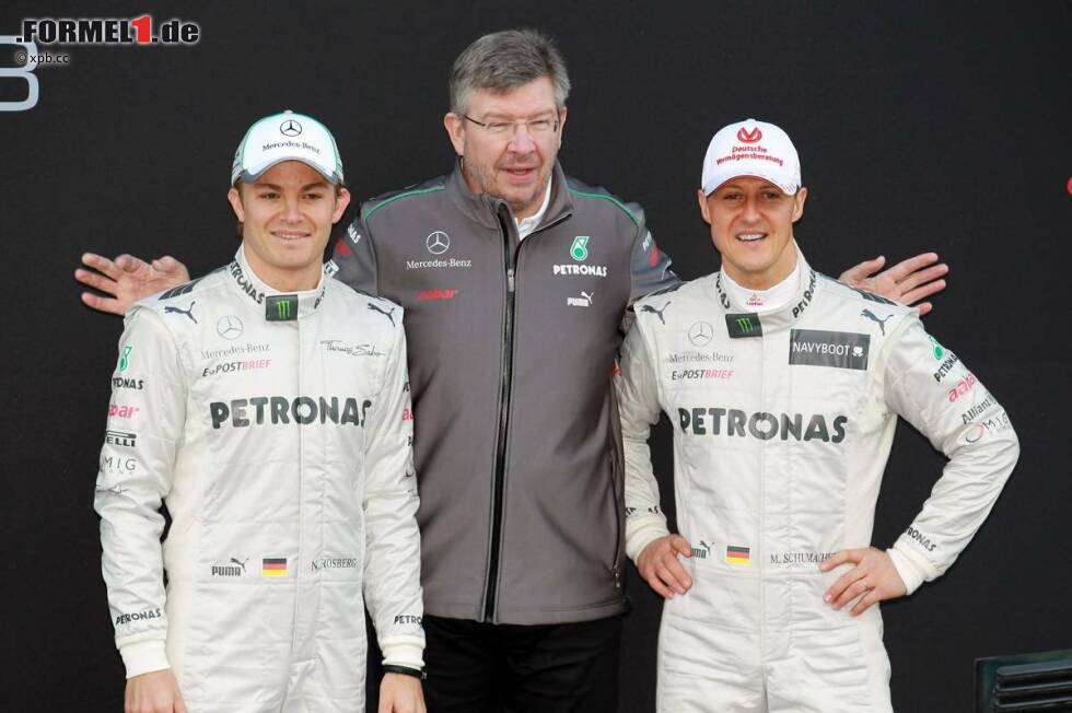 Foto zur News: Nico Rosberg, Ross Brawn (Teamchef) und Michael Schumacher (Mercedes)