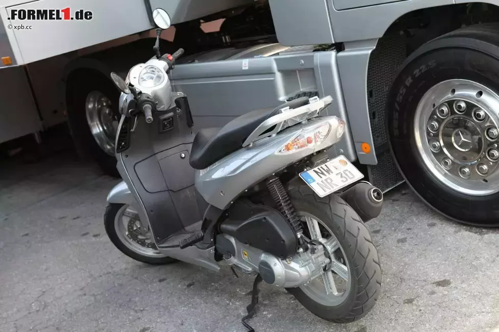 Foto zur News: Nico Rosberg (Mercedes) hat seinen eigenes kleines Motorrad mit bei den Testfahrten in Barcelona