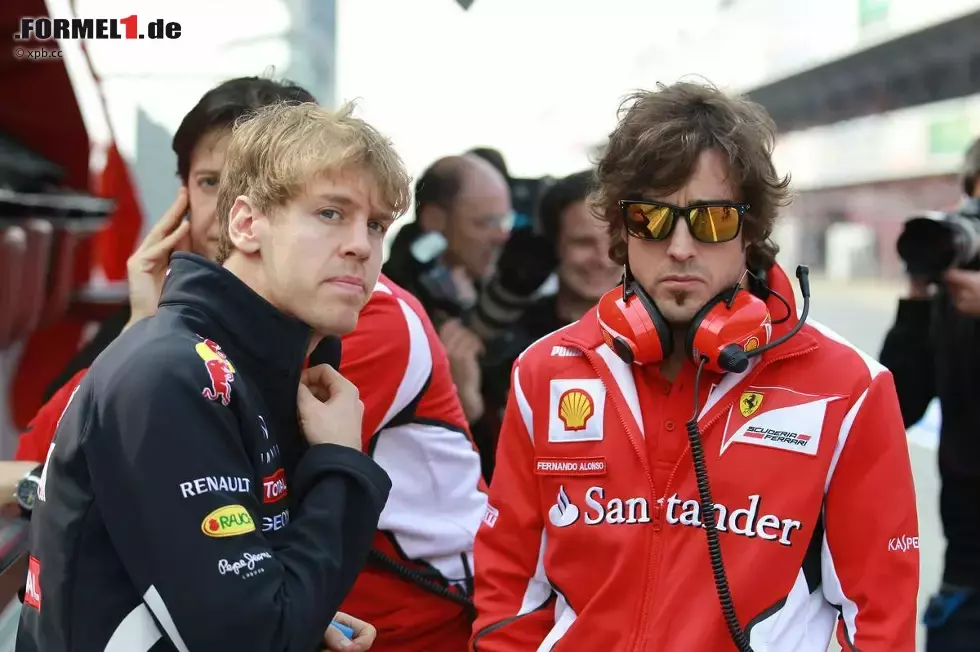 Foto zur News: Sebastian Vettel (Red Bull) Fernando Alonso (Ferrari)