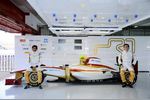 Foto zur News: Narain Karthikeyan und Pedro de la Rosa (HRT)