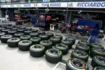 Foto zur News: Viele, viele Reifen bei Toro Rosso