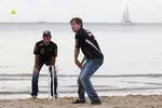 Foto zur News: Sebastian Vettel und Mark Webber (Red Bull) spielen Cricket