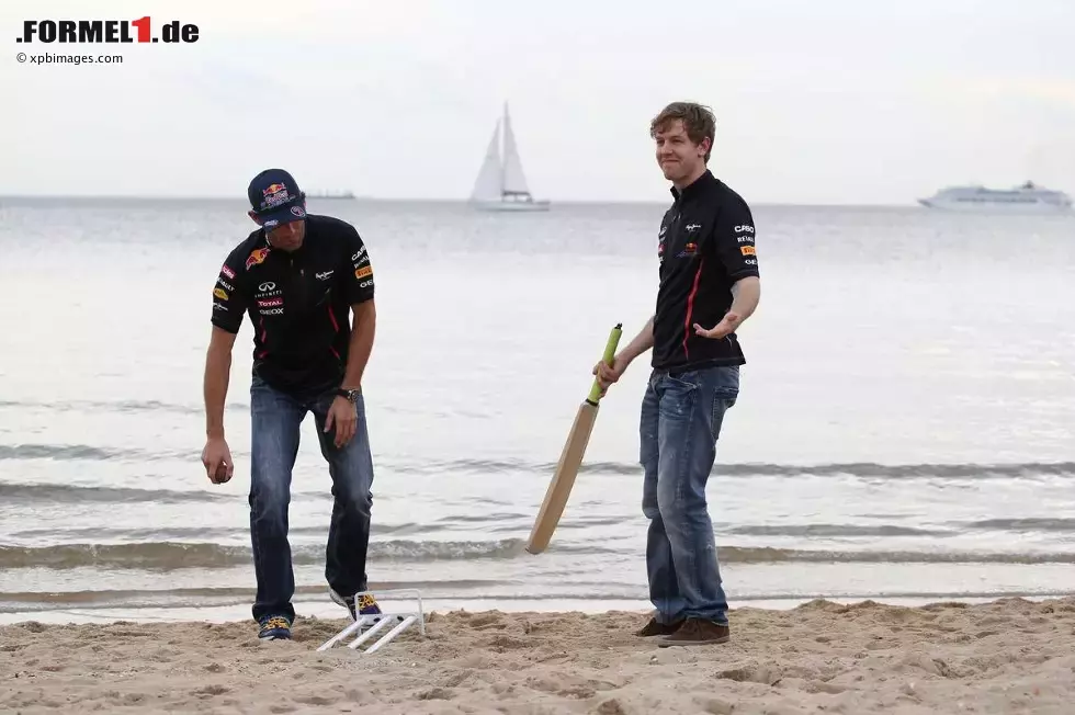 Foto zur News: Sebastian Vettel und Mark Webber (Red Bull) spielen Cricket