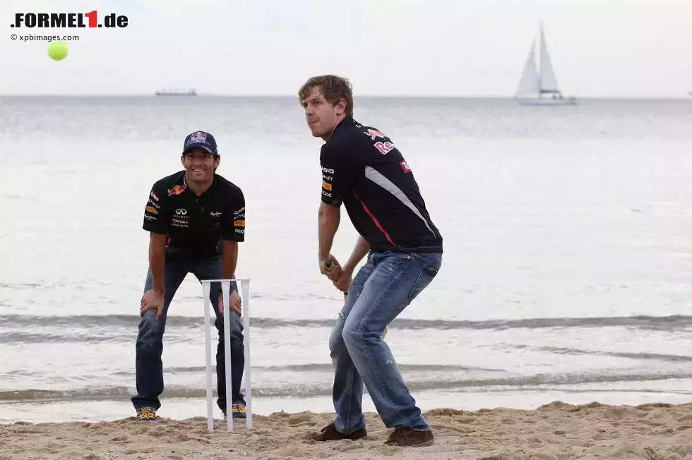 Foto zur News: Sebastian Vettel und Mark Webber (Red Bull) spielen Cricket