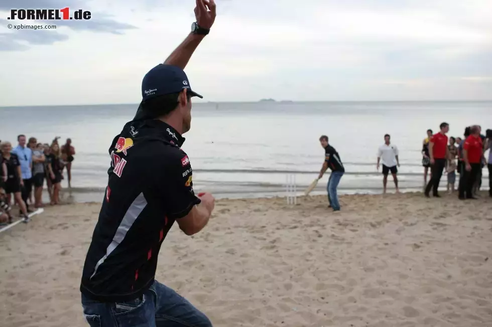 Foto zur News: Sebastian Vettel und Mark Webber (Red Bull) spielen Cricket