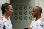 Foto zur News: Sam Michael (Sportlicher Direktor) und Lewis Hamilton (McLaren)