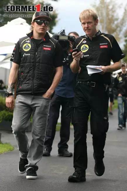 Foto zur News: Kimi Räikkönen (Lotus) mit Pressesprecher Andy Stobart