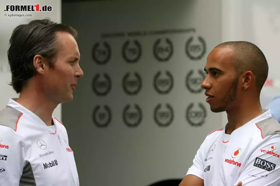 Foto zur News: Sam Michael (Sportlicher Direktor) und Lewis Hamilton (McLaren)