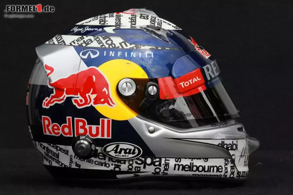 Foto zur News: Helm von Sebastian Vettel (Red Bull)