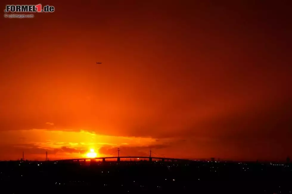 Foto zur News: Sonnenuntergang in Melbourne am letzten Tag, ehe die Formel-1-Autos im Albert Park wieder ihre Runden drehen werden.