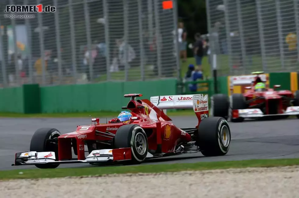 Foto zur News: Fernando Alonso (Ferrari), im Hintergrund Felipe Massa (Ferrari)