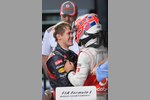 Gallerie: Sebastian Vettel (Red Bull) gratuliert Jenson Button (McLaren), der soeben den Saisonauftakt in Melbourne gewonnen hat.